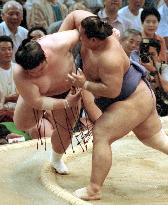 Sekiwake Kaio throws Dejima for 2nd loss in Nagoya sumo